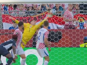 Schon wieder ist auf Dominik Livakovic Verlass. Der kroatische Schlussmann liefert gegen Außenseiter Panama eine absolute Traumparade und verhindert somit eine mögliche Sensation.