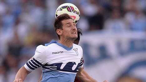 Miroslav Klose im Kopfballduell mit Konstantinos Manolas