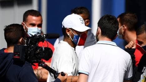 Neymar (M.) war beim Training von PSG dabei