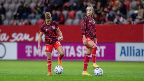 Bundestrainerin Martina Voss-Tecklenburg hat das Bayern-Duo Linda Dallmann (l.) und Giulia Gwinn (r.) für die WM noch nicht abgeschrieben