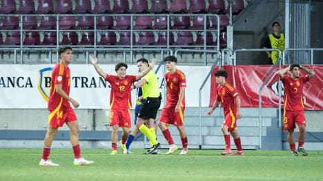 Die U19 Spaniens kann es nicht fassen, dass Schiedsrichter Rob Hennessy im Finale gegen die Niederlande keinen Elfmeter gibt