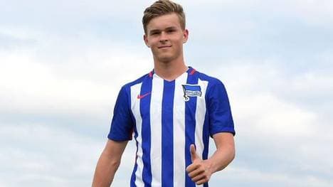 Maximilian Mittelstädt hält im Trikot von Hertha BSC den Daumen hoch