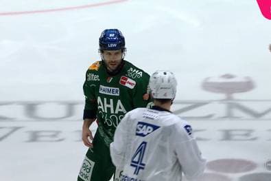 Aua! Brutaler Check führt zu Marathon-Prügelei