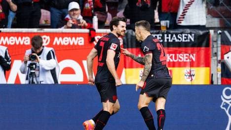 Jonas Hofmann (l.) holt direkt einen Elfmeter in Mainz raus