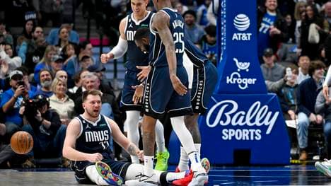 Luka Doncic (u.) musste das Spiel gegen die Pelicans vorzeitig verlassen