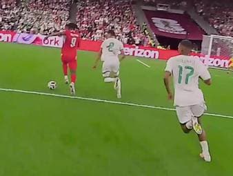 Johan Manzambi sammelt im Sechzehntelfinale gegen Algerien bereits seine fünfte Torbeteiligung für die Schweiz bei der WM 2026. Der Freiburger leitet die Führung der Eidgenossen sehenswert ein - und dürfte seinen Marktwert damit weiter in die Höhe treiben.