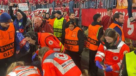 Sanitäter kümmern sich um verletzte Medienvertreter