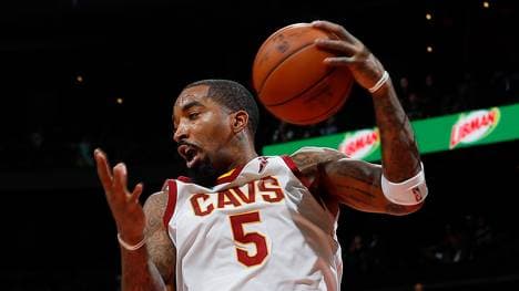 JR Smith wurde von den Cavs gesperrt, weil er einen Assistenztrainer mit Suppe beworfen hat