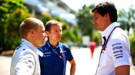 Toto Wolff (r.) im Gespräch mit Williams-Fahrer Valtteri Bottas