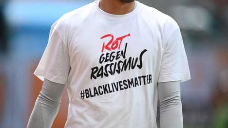 Bayerns Torwart Manuel Neuer trägt das spezielle Aufwärmshirt