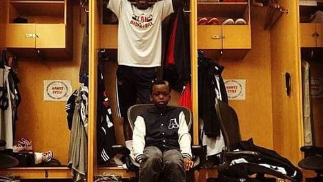 Ein cooles Duo - Dennis Schröder und sein Bruder in der Kabine der Hawks.