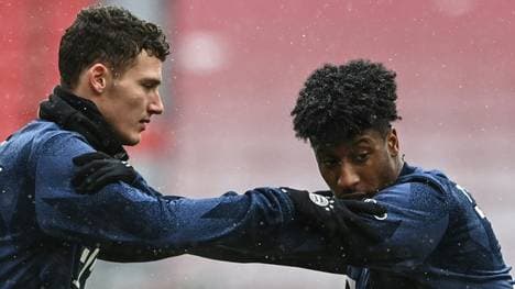 Bayern Münchens Benjamin Pavard (l.) und Kingsley Coman