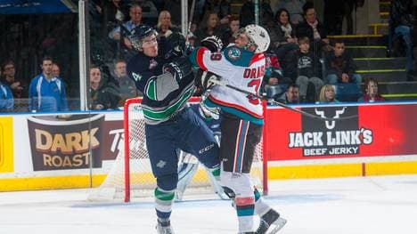 Leon Draisaitl (r.) checkt Turner Ottenbreit (Seattle Thunderbirds)