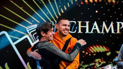 Matthias Eibinger freut sich mit Fedor Holz