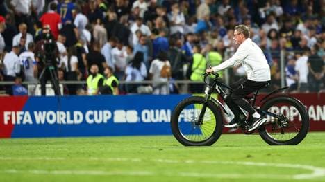 Rangnick in Zenica auf seinem E-Bike