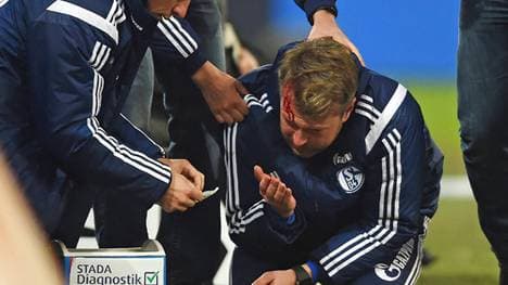 Sven Hübscher muss nachdem er von einem Feuerzeug getroffen wird, am Hinterkopf genäht werden