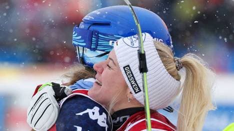 Mikaela Shiffrin gratuliert Katharina Truppe (r.)