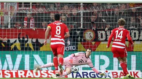 Leopold Querfeld verwandelt zwei Elfmeter gegen Manuel Neuer 