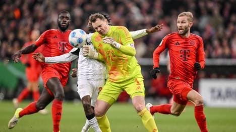 Manuel Neuer flog nach diesem Zweikampf mit Jeremie Frimpong vom Platz