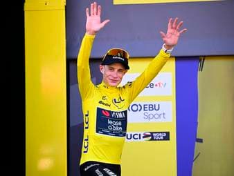 Jonas Vingegaard holt sich bei der Auftaktetappe der 133. Tour de France in Barcelona das Gelbe Trikot. Aus deutscher Sicht muss Florian Lipowitz einen kleinen Rückschlag einstecken.