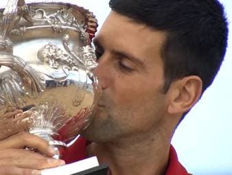 Möglicherweise gefälschte Corona-Tests und Einreise-Dokumente, sowie eine drohende Abschiebung: Der Fall Novak Djokovic nimmt immer merkwürdigere Züge an.