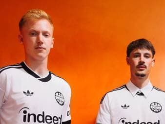 Eintracht Frankfurt präsentiert das neue Auswärtstrikot für die Saison 2026/27 - mit dem legendären 80er- und 90er-Adler und jeder Menge Retro-Charme.