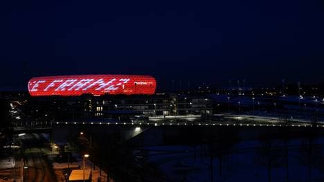 Die Allianz Arena erleuchtet zu Ehren des Kaisers