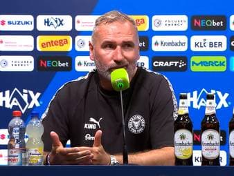 Nach einer zwischenzeitlichen 2:0-Führung spielt Holstein Kiel gegen den SV Darmstadt 98 letztlich nur Unentschieden. Cheftrainer Tim Walter ist auf der PK nach dem Spiel kurz angebunden.