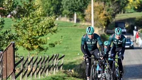 Gleich mehrere Fahren vom Team Bora-hansgrohe sind während einer Trainingsfahrt von einem Auto angefahren worden - auch Maximilian Schachmann ist beteiligt