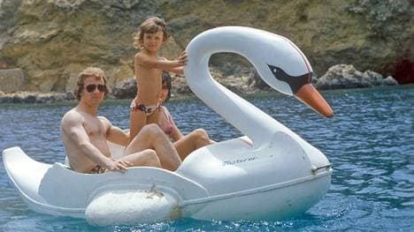 Bernd Hölzenbein mit Familie auf einem Schwan
