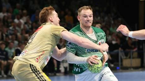 Berlins Mathias Gidsel (r.) im Spiel gegen Hannover