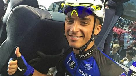 Daumen hoch: Julian Alaphilippe überstand die Kollision mit der Felswand unverletzt