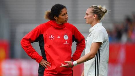 Alexandra Popp (r., mit Trainerin Steffi Jones) nimmt nach der Blamage kein Blatt vor dem Mund