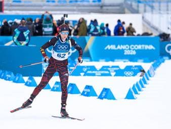 Franziska Preuß ist im 15-Kilometer-Einzelrennen der Frauen im Biathlon lange auf Medaillenkurs. Beim letzten Schießen trifft sie jedoch nur drei von fünf Scheiben und verpasst damit das olympische Podium.