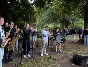 Mit einem spontanen Konzert vor der Bremer Brücke heizen ein paar Musiker die anstehenden fans auf den Pokalkracher gegen den FC Bayern ein.