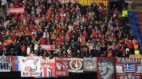 Anhänger von Olympiakos Piräus demonstrieren vor einem Hotel gegen die Bevorzugung ihrer Erzrivalen