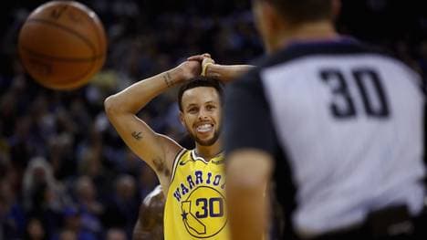 Steph Curry musste gegen die Bucks verletzt vom Feld