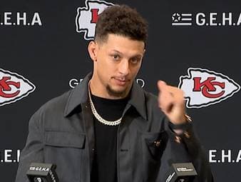 Chiefs-Quarterback Patrick Mahomes würdigt Travis Kelce, der mit seinem Touchdown den Franchise-Rekord der Kansas City Chiefs eingestellt hat, und hofft auf viele weitere.