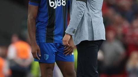 Liverpool-Coach Arne Slot asprach nach Abpfiff mit Antoine Semenyo 