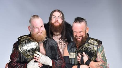 Alexander Wolfe (l.) und Eric Young (mit Killian Dain) sind nun Tag Team Champions bei WWE NXT