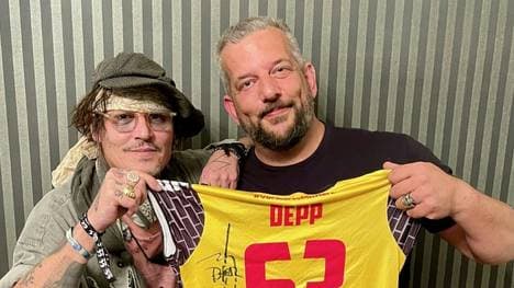 Johnny Depp und Alex Becker (r.)