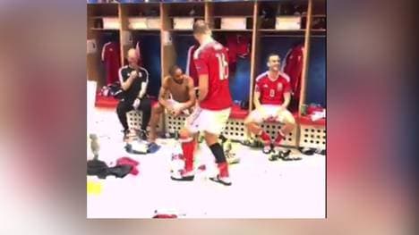 Joe Ledley legt in der Kabine eine flotte Sohle aufs Parkett