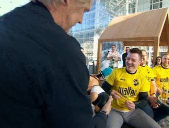 Jan Åge Fjörtoft sorgt mal wieder für beste Unterhaltung. Während im Doppelpass gerade ein Fan interviewt wird, stürmt der Norweger plötzlich mit dem Phrasenschwein ins Bild und kassiert lachend ab. 