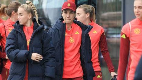 Sara Doorsoun (M.) fällt für das Spiel in Dundee aus