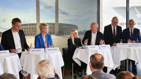 Wegner (3. v. r.) bei der Präsentation im Olympiastadion