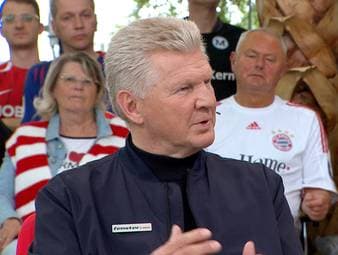 SPORT1-Experte Stefan Effenberg liefert sich im Doppelpass mehrere Verbalduelle mit Mounir Zitouni um strittige Schiedsrichter-Entscheidungen des Wochenendes. Nach einem Spruch von Moderator Florian König gibt es tosenden Applaus.