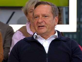 Karim Adeyemi zeigt sich nach seiner Auswechslung gegen Köln frustriert und wirft seine Wasserflasche weg. Im Doppelpass lobt die Runde die Reaktion von Niko Kovac auf den Ausraster. 