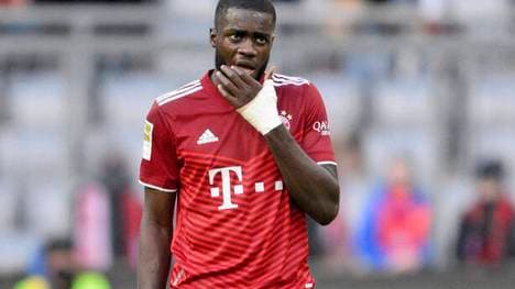 Dayot Upamecano sitzt beim FC Bayern gegen Red Bull Salzburg auf der Bank