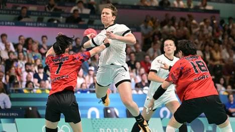 Harter Kampf gegen Südkorea: Alina Grijseels (Mitte)