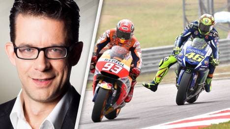 Valentino Rossi (r.) beförderte seine Nervensäge Marc Marquez mit dem Knie zu Boden